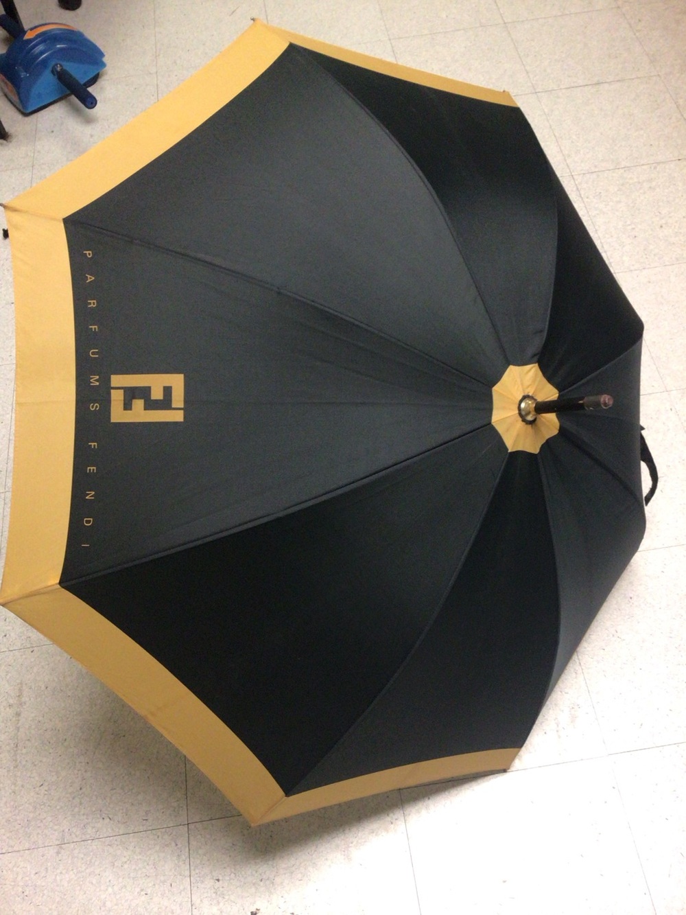 💕💯 preserved VINTAGE FENDI UMBRELLA💕 . Good condition. Rustic tip.